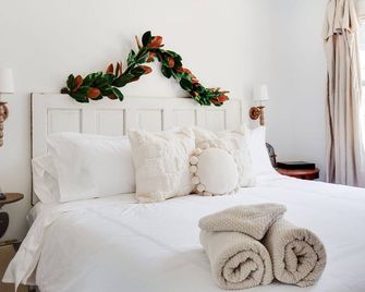 Cottage Charmer-Walkable/Bars/Restaurants/Pets ok - راليغ - غرفة نوم