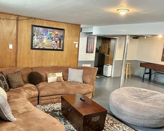 4 Brs+king Bed+game Room+broadripple+bars+spacious - Indianápolis - Sala de estar