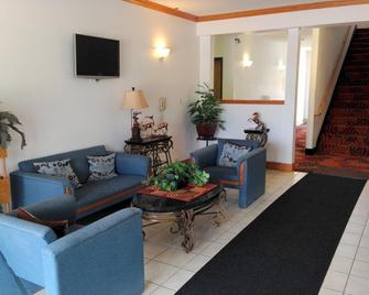 Budget Host Caribou Inn - Hallock - Living room