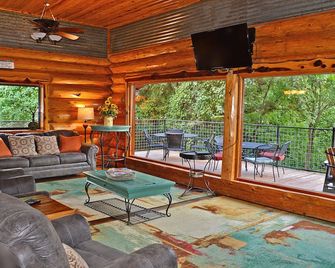 Treehouse: Unique Escape Among the Trees Awaits! - Kingsland - Living room