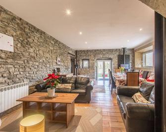 Quiet and spacious cottage in the mountains - Châtillon-sur-Cluses - Sala de estar