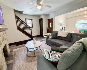 Prime location 3 bed 1.5 bath - 사우스 하이츠 - 거실