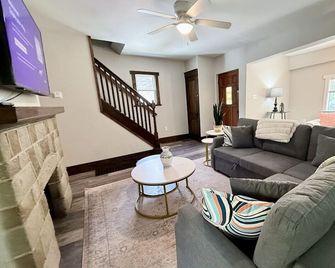 Prime location 3 bed 1.5 bath - South Heights - Wohnzimmer