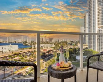 Deluxe Studio Balcony Bay View Amazing Pool - Sunny Isles Beach - Balkon