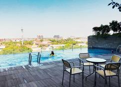 Relaxing Studio Apartment at Tamansari Papilio - Surabaya - Piscina