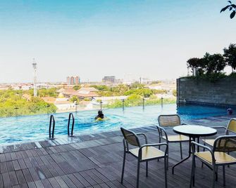 Relaxing Studio Apartment at Tamansari Papilio - Surabaya - Balcón