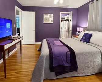 Refreshing Mid Mod Retreat Bg - Bowling Green - Bedroom