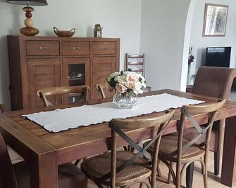 Charmant gîte de 160 m² dans une ferme près de Toul, à 30 min de Nancy, avec terrasse et jardin privé - FR-1-584-65 - Toul - Essbereich