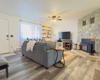 Red Robin Farmhouse - Pet Friendly - Fenced Yard - Rochester - Living room