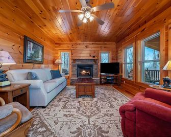 Scenic Mountain Comfort 4Br Family Getaway - Tryon - Living room
