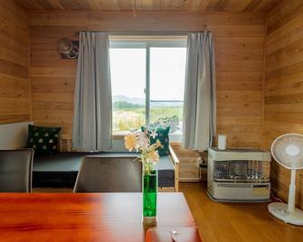 Furano Log House Farm Resort - Furano - Dining room