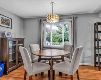 Entire 4 bedroom 2 bathroom House in North Buffalo with Free Driveway Parking - Buffalo - Sala pranzo