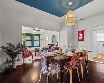 Gorgeous Artistic Fully Fenced Home Near Downtown - San Antonio - Dining room
