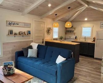 River Rock Cabin - Near Spring River and Main St - Mammoth Spring - Living room