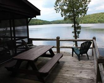 Three-Bedroom Lakefront Cabin Rental Along Kiwassa Lake, New York - Saranac Lake - Patio