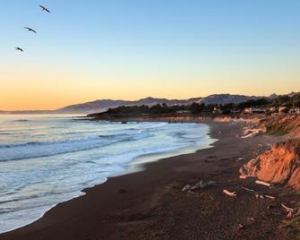 Sand Pebbles Inn - Cambria - Strand