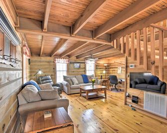 The Lake Place Cabin w/ Golf Cart & Free Kayaks! - Lavonia - Wohnzimmer