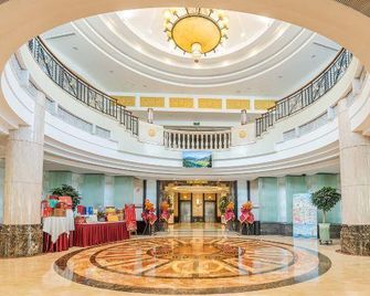 The Center Grand Hotel - יאנטאי - לובי