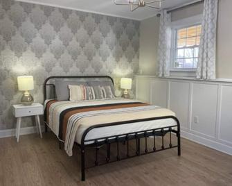 Hidden Oasis: 3br Retreat | 2 King Beds | Sleeps 9 | Sunroom | Fire Pit - Radcliff - Ložnice