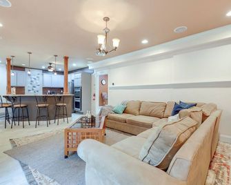 Spacious Stockbridge Manor Pool Table, 2 Kitchens - Stockbridge - Living room