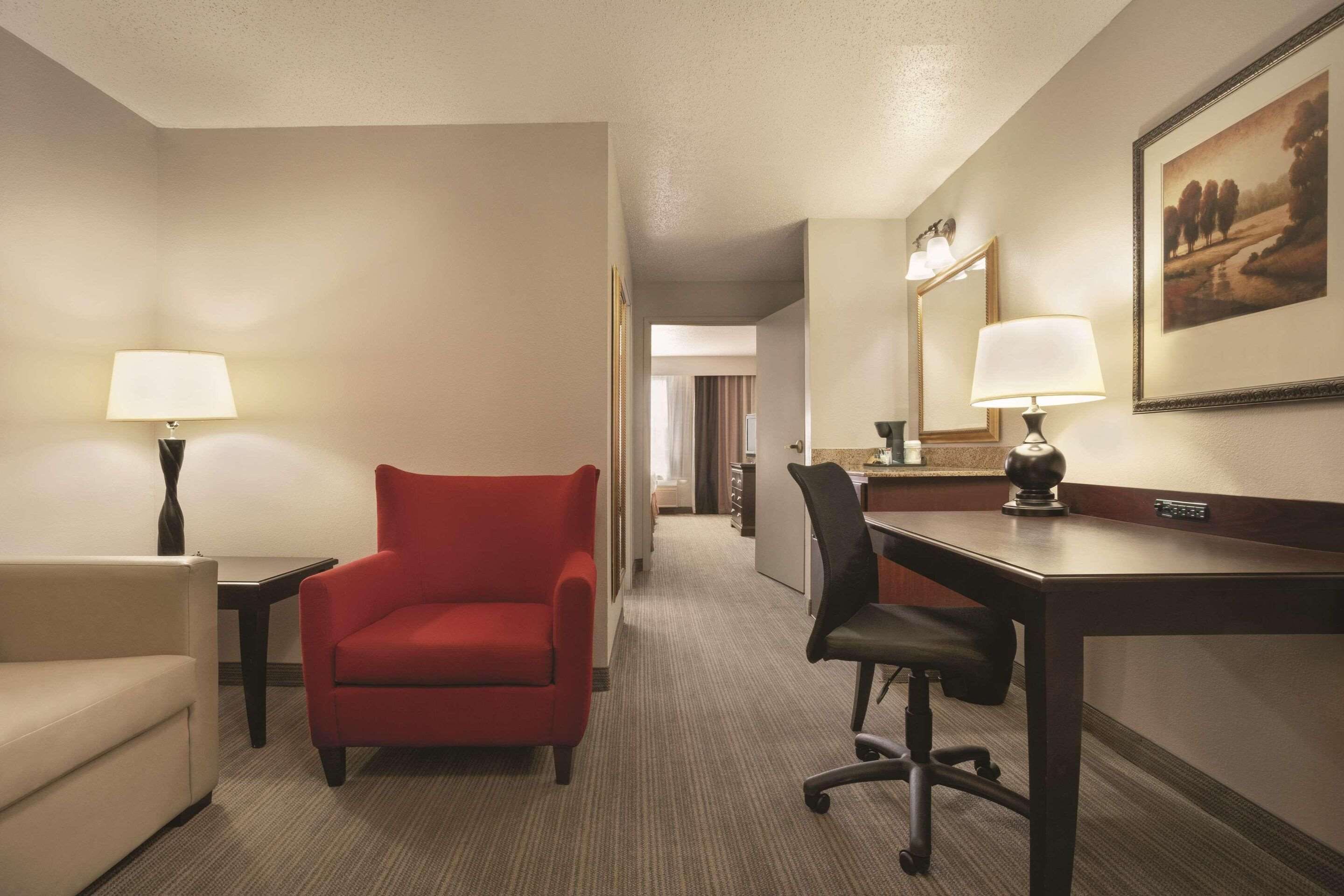 Country Inn & Suites by Radisson Moline Airport thumbnail 3