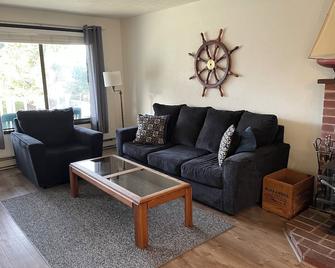 Charming Home with In-Town Convenience, Walking Distance to Beach & River Jetty - Gold Beach - Sala de estar