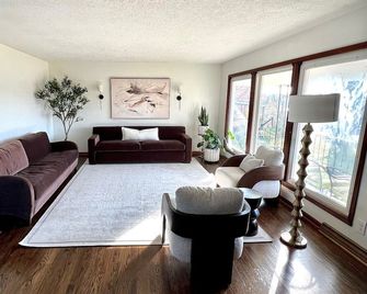 3 Bedroom, Newly Renovated Home with Dock on Lake Milton - Berlin Center - Living room