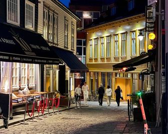 Vibrant apartment on bustling street, above a restaurant - Perfect for tourists, - Stavanger