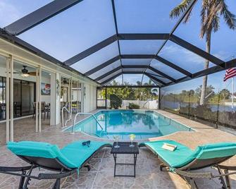 Dock, Heated Pool, Outdoor Shower, Karaoke - Dolphin Villa - Roelens - Matlacha - Pool