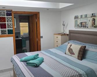 Coppice, Entire 1 bedroom annex, pet friendly. EV Charger. - Barton on Sea - Sypialnia