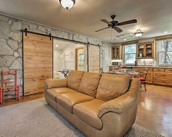 Blanco Riverfront Historic Home, 3 Mi to Downtown! - Blanco - Living room