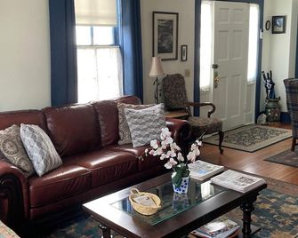 Terrell House B&B - Burnsville - Living room