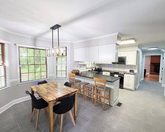 3br House At Pine Forest Hideaway - 12 Minutes To Unc - Near Jordan Lake - Chapel Hill - Kitchen