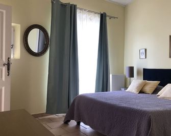 Small house in 43 acres - Arles - Ložnice