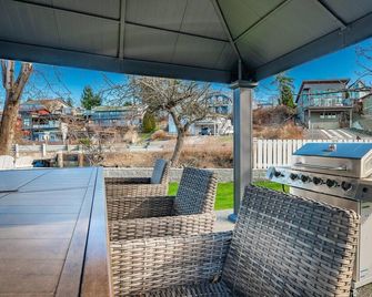 Creekside Studio- right across from the Beach. - Blaine - Balkón