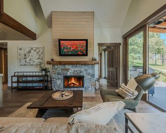 Cottage on the 10th Tee Beautiful Stay for 7 w/ Hot Tub & Fire Pit - Eureka - Living room