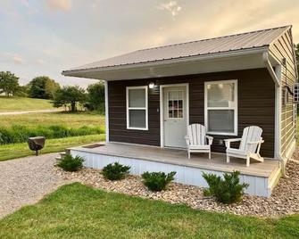Fred - Cozy tiny home 7 miles from Ohio University - Athens - Patio
