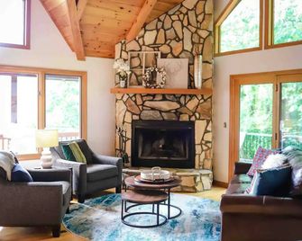The Buck Ridge - Waynesville - Living room