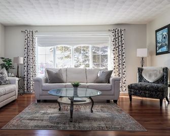 La Residence - Executive Home w Heated Garage - Cochrane - Living room