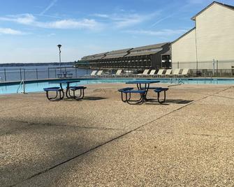 Fish From Over The Water- One Bedroom #142 - Willis - Pool