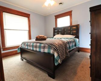 Riverfront Victorian Downtown Sheboygan Falls - Sheboygan Falls - Bedroom