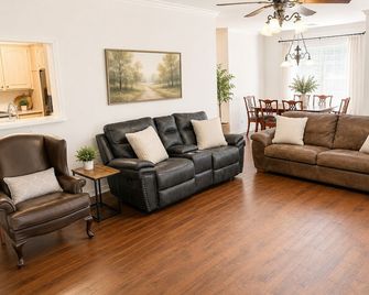 Bayou Oaks Haven Spacious 4br - 3ba Sleeps 10 - West Monroe - Wohnzimmer