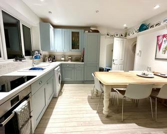 A cosy cottage by the sea with sea food and dog walks on the doorstep. - Birch - Kitchen