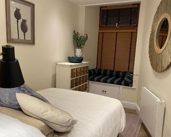 Ridley's Place modern one-bedroom seaside apartment - Eyemouth - Bedroom