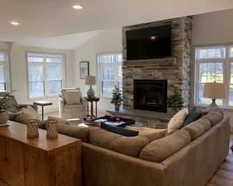 Enjoy 4 Seasons At Ossipee Lake, King Pine & Other Nh Ski Resorts - Center Ossipee - Living room