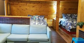 Mooseberry Cabin - Tok - Living room