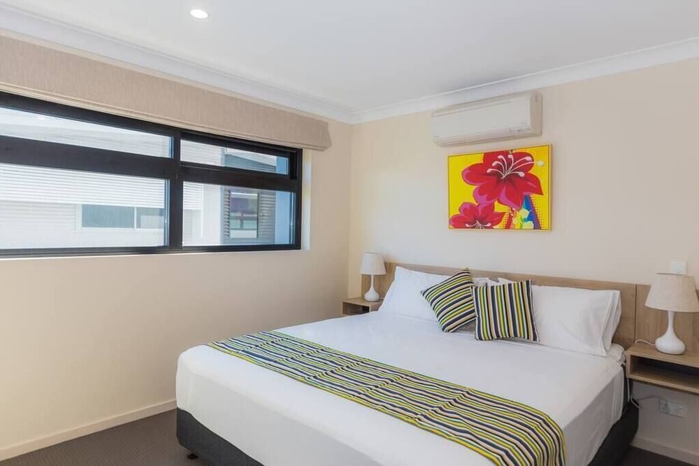Stylish, modern king hotel room in Brisbane - ווילסטון