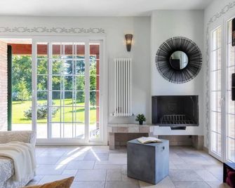 Joivy Superb Villa With Tennis Court, Ga - Bobbio - Sala de estar