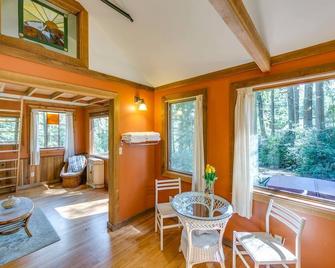 Cabin Fever - Private Cabin in the Woods - Bainbridge Island - Restaurant