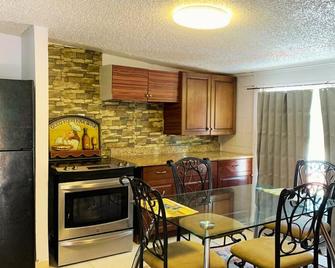 Perfect Family Group Getaway: Charming 3-bedroom house in superb West Palm Beach - West Palm Beach - Küche